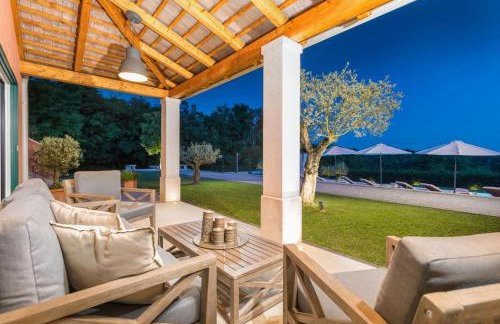 Villa Village by Villsy - with heated pool, spa, private tennis court, golf court, basketball court and playroom - Photo 19