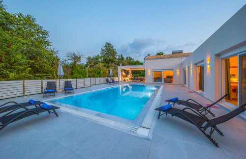 Villa Ami, Roda, Corfu: 10 guests, heated pool, private mini golf, pool table & more!! - Foto 29