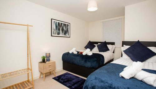 Contemporary 2BR Retreat - Fast WiFi, Smart TV & Steps from Station! - Foto 3, towels