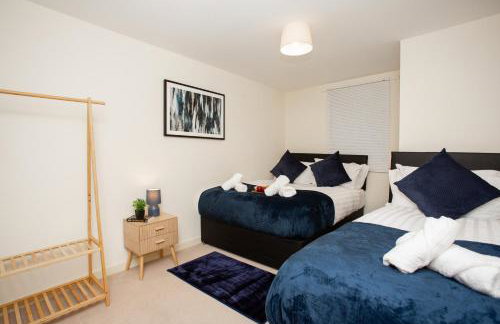Contemporary 2BR Retreat - Fast WiFi, Smart TV & Steps from Station! - Foto 3