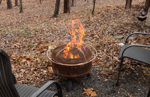 Two Cabins Retreat in Woods Resort - Dog-Friendly - Foto 41