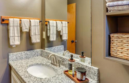 Steps to White River Cabin Retreat with Dock Access - Foto 14