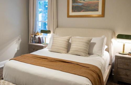 Sink into the Luxe Corner Tub at an Upscale, Spacious Home - Foto 27