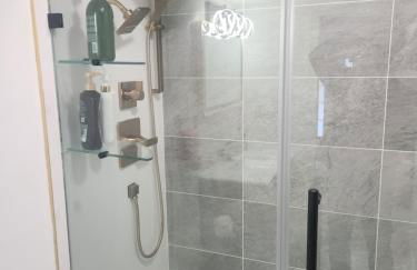 Shrewsbury King Suite | 100in TV + Shower - Foto 17