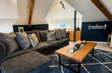 CRAFTSMAN UPSTAIRS with impressive attic! - Foto 1