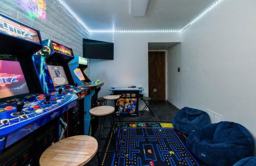 5BR Oasis with Pool, Arcade, Sauna - Photo 28