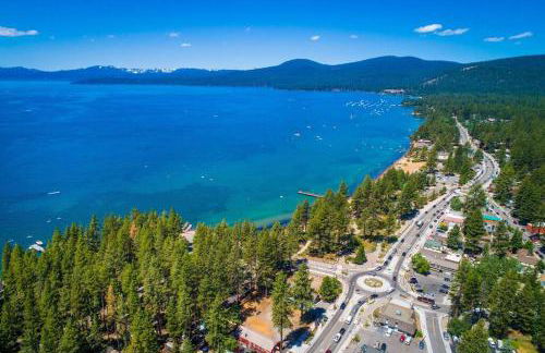 Private Ski, Lake & Golf Chalet! Walk to Lake - Foto 8