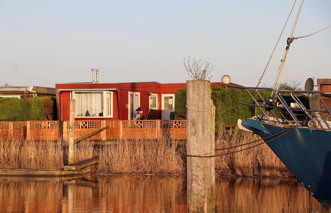 Chalet Gaby With Sauna, Private Dock, and Canoes at Lauwersmeer - Foto 1