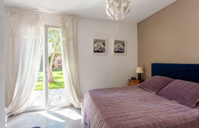 Beautiful Holiday Home With Swimming Pool - Photo 2