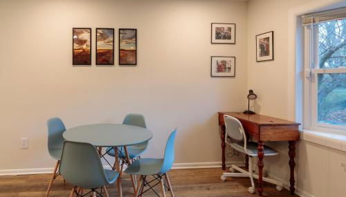 Bright, Spacious Home with Private Deck - Photo 2