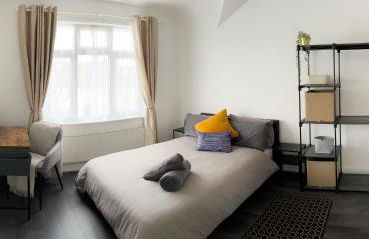 Modern four bedroom semi-detached house with off street parking 8 min drive to Wembley stadium, 5 miles to Central London - Foto 8