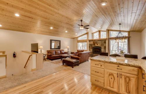 Near Donner Lake and Skiing Soda Springs Cabin! - Foto 4