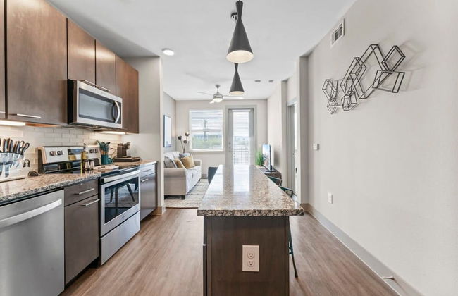 Trendy 1BR King Suite Close to Downtown w Fast Wifi - Foto 13