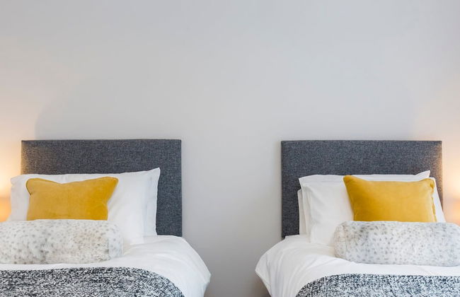 Stylish new Home With Parking - King Beds Garden - Foto 2