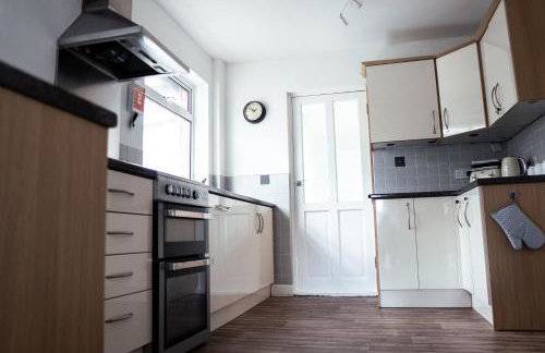 Large 4 BedroomProperty driveway and 3 bathrooms - Photo 10