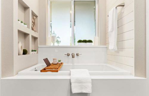 Lux 5BR gem with Heated Pool, SPA, and Outdoor Movie Theater - Foto 20