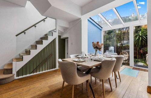 Beautiful 3-Bedroom House with Garden and Rooftop Retreat - Foto 3