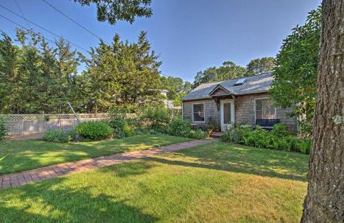 Cute East Hampton Cottage with Patio - Walk to Beach - Foto 16