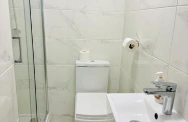 Award Winner of 2026 &2025 traveller & Best guest rated apartment, two bedroom, #1 Leeds city centres most central location, Great 180 degree views,balcony , PARKING onsite, Netflix & WiFi - Foto 80