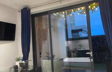 The Jungle Apartment - by Coastline Retreats - Jungle Themed Garden Apartment - Outdoor Bath - Next to Seafront - Childrens Toys - Superfast Wifi - Netflix - Disney - Foto 29