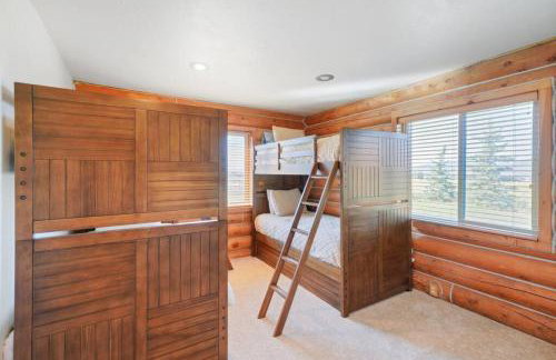 Splendor Valley Farms Huge Log Cabin with King Bed Bunk Beds and Game Room - Photo 33