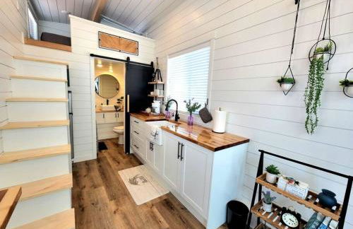 NEW Nook Tiny Home with Deck Firepit Skylights - Foto 18