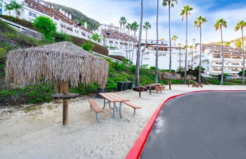 10-Star Property! Premium Ocean Views, Immaculate Corner Condo with Fireplace, New Golf Cart - Foto 52