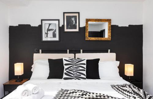 Spacious Luxury Villas in the heart of LA! Free parking and Jacuzzi - Photo 56