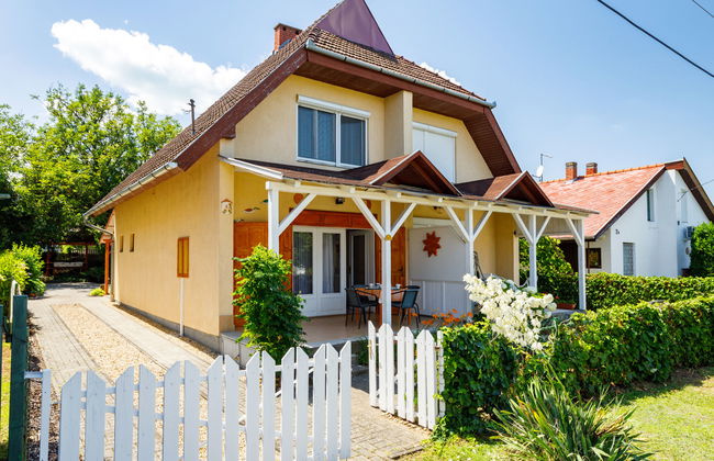 2 bedroom House in Balatonszárszó with garden and terrace - Photo 1