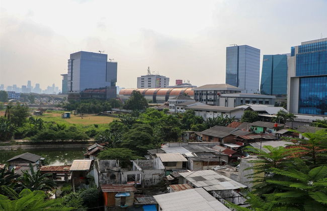 Minimalist And Warm 1Br Signature Park Grande Apartment - Photo 20