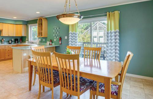 Walk to Shore Home with Deck in Rockaway Beach! - Foto 6