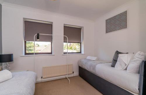 CENTRAL MK- 3Bed, 2 Bath house for LONG TERM CONTRACTOR Stays, free parking for 2 vehicles, DESK & GARDEN space managed by CHIQUE PROPERTIES LTD - Photo 15