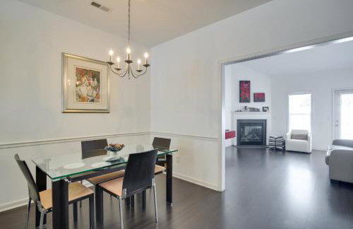 Inviting High Point Townhome with Patio and Privacy! - Foto 7