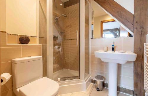 Lakeside Cotswolds Retreat with Private Hot Tub set on Lower Mill Estate - Photo 6