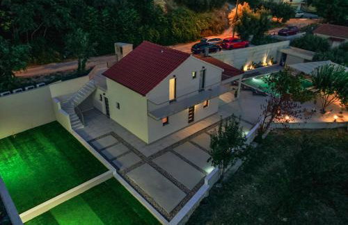 Mediterranean Oasis Seaside Villa with Pool - Foto 27