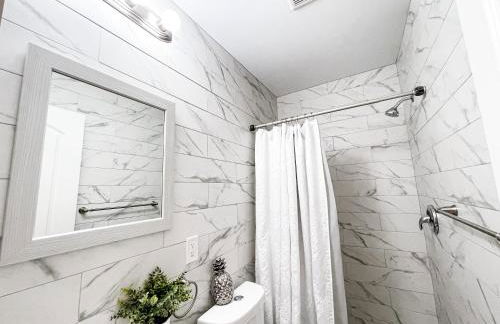 Cheerful & Modern Home w/ a Walkout Deck Area - Foto 22