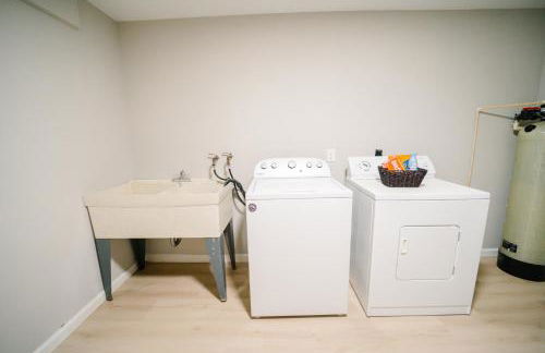 Spacious 5BR 3BA Free Parking Minutes to DC with Pool - Foto 60