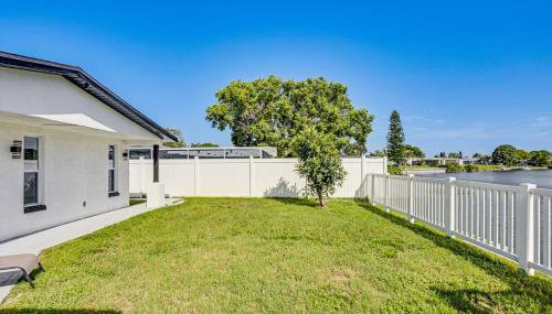 Canal Front Oasis w Heated Pool Close to the Beach - Foto 4