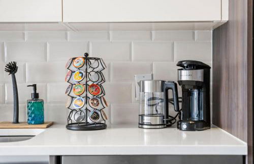 Stunning Downtown Apartment with Pool, Laundry, Parking - Foto 12