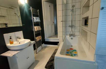 Comfortable Home Away From Home - Photo 3