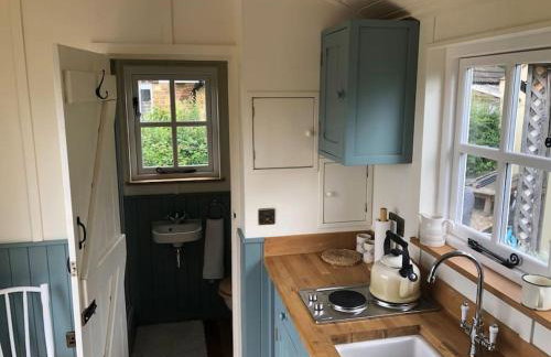 Romantic Shepherds hut with stunning sunsets - Photo 22