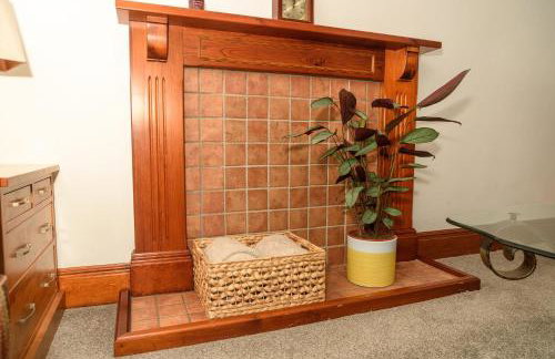 Courtyard Cottage with free onsite parking, garden, short flat walk to town - Foto 8