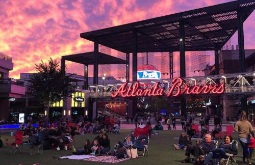 Lux Home-mins to Truist Park wKing pet friendly - Foto 3