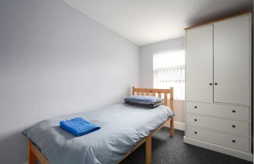 5 bedroom house, free parking, near football, sleeps 8 - Photo 22