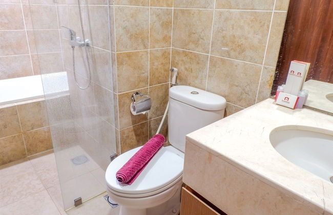 Cozy Pool View Kemang Village Residence Apartment with Direct Access to Mall - Foto 37