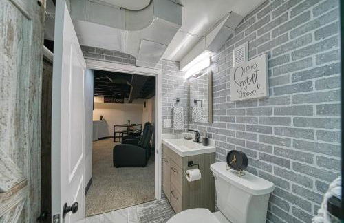 Beautiful Modern home with all year use HOT TUB, Pool table, Game room, & Propane fire pit!! - Foto 37