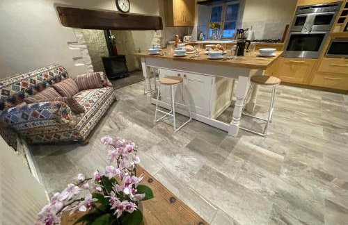 Large Historic Farmhouse in Rhondda Valley Perfect for Groups with Hot Tub - Foto 1