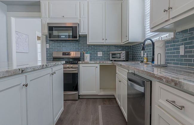 Uptown Cottage 2 Minutes to The Strand and Utmb - Foto 5