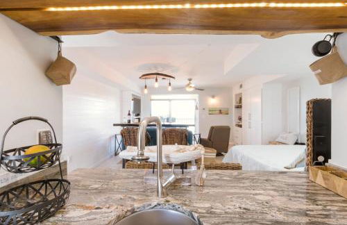 Stunning Ocean Views STEPS from the Beach with Pool! Fabulous 4th Floor Studio! - Foto 12