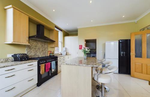 Mourne Mountain Bliss, Rostrevor 4BR Cottage with Patio & BBQ ideal for a relaxing getaway - Photo 2